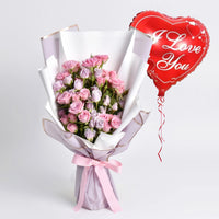 باقة أنيقة من الورود البنفسجية والوردية