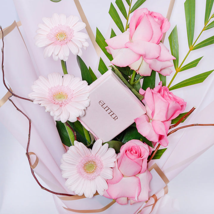 عقد الحب الفضي الأنيق مع باقة ورود وجربيرا وردية رائعة