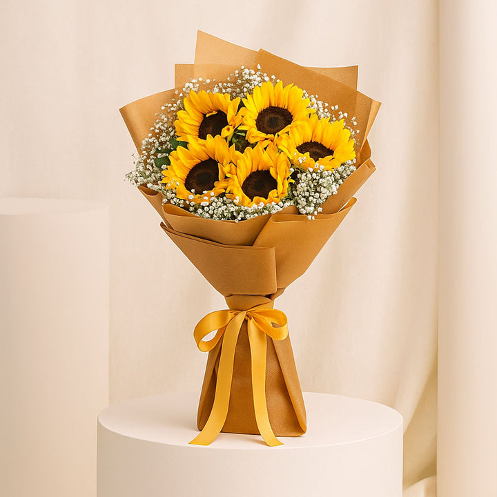 باقة يد من عباد الشمس والجيبسوفيلا