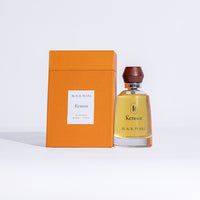 عطر كنوز الفاخر مع باقة ورد أنيقة