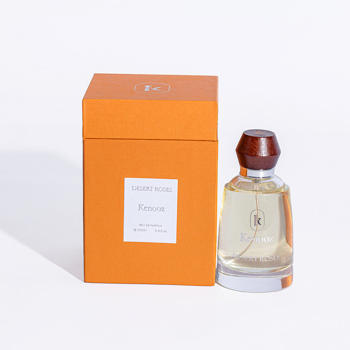 عطر كينوز ديسيرت روز 100 مل مع باقة زهور أنيقة