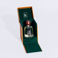 عطر كينوز ديسيرت روز 100 مل مع باقة زهور أنيقة