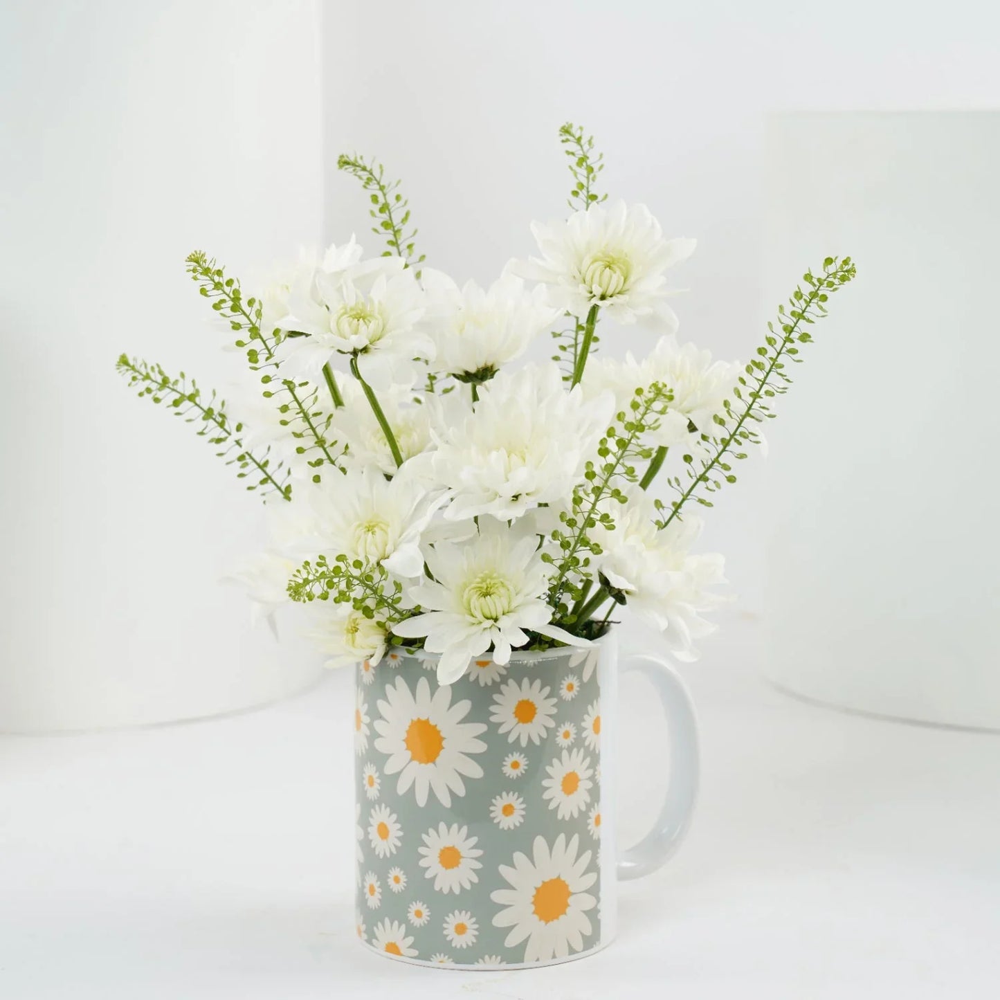 Elegant White Chrysanthemum Floral Mug with Daisy Print