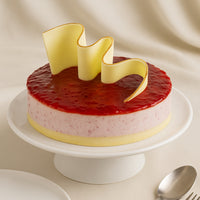 Delicious 1 kg Strawberry Cheesecake with Decorative White Chocolate Topping