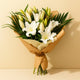 باقة زنابق بيضاء أنيقة مع أوراق الأريكا والأوكالبتوس