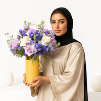 إبداع زهور ممزوجة في مزهرية سيراميك