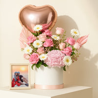 ترتيب هدية رومانسية أنيق مع بالون على شكل قلب وإطار شخصي