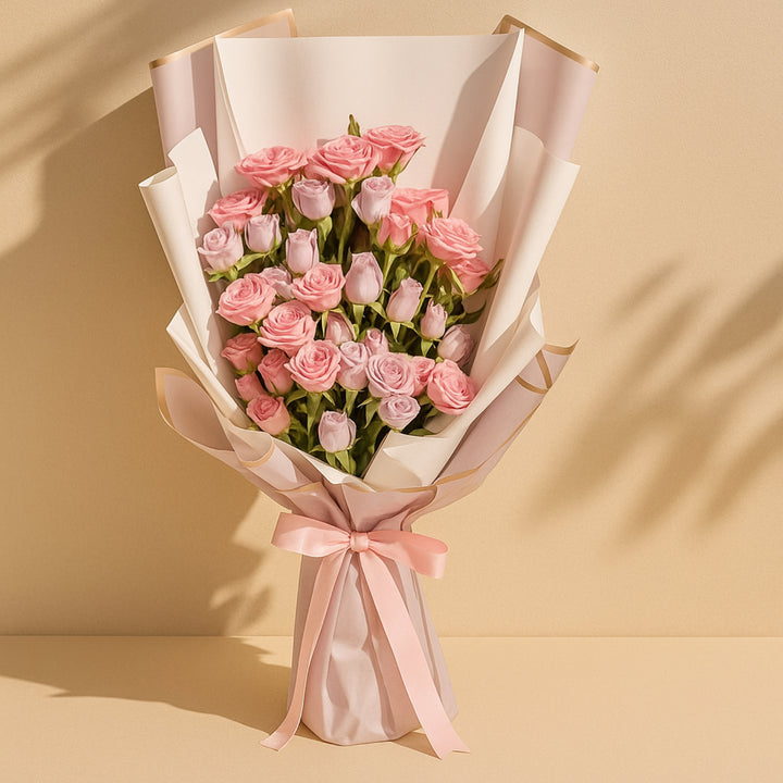 باقة أنيقة من الورود البنفسجية والوردية