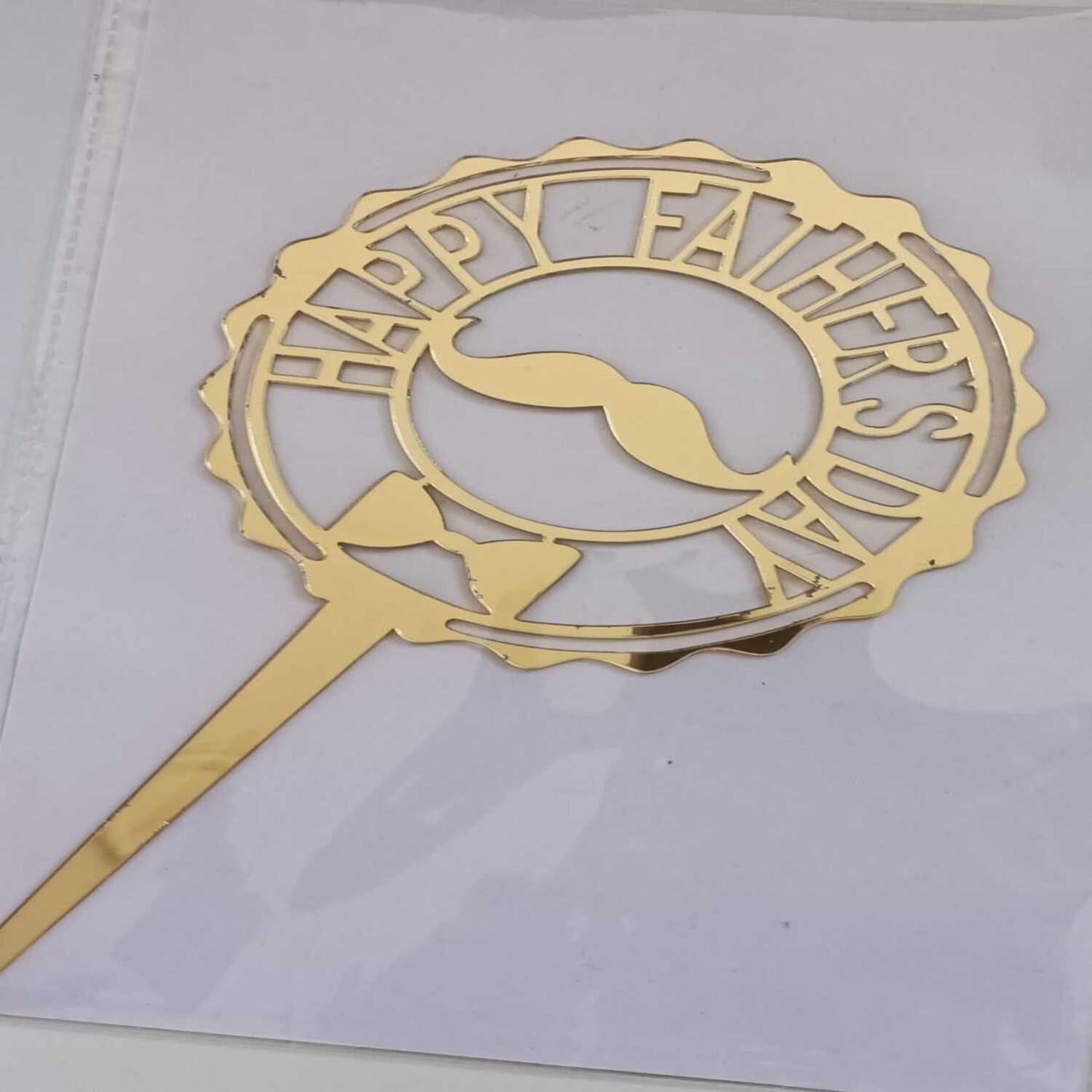 تزيين كيك ذهبي أنيق لعيد الأب