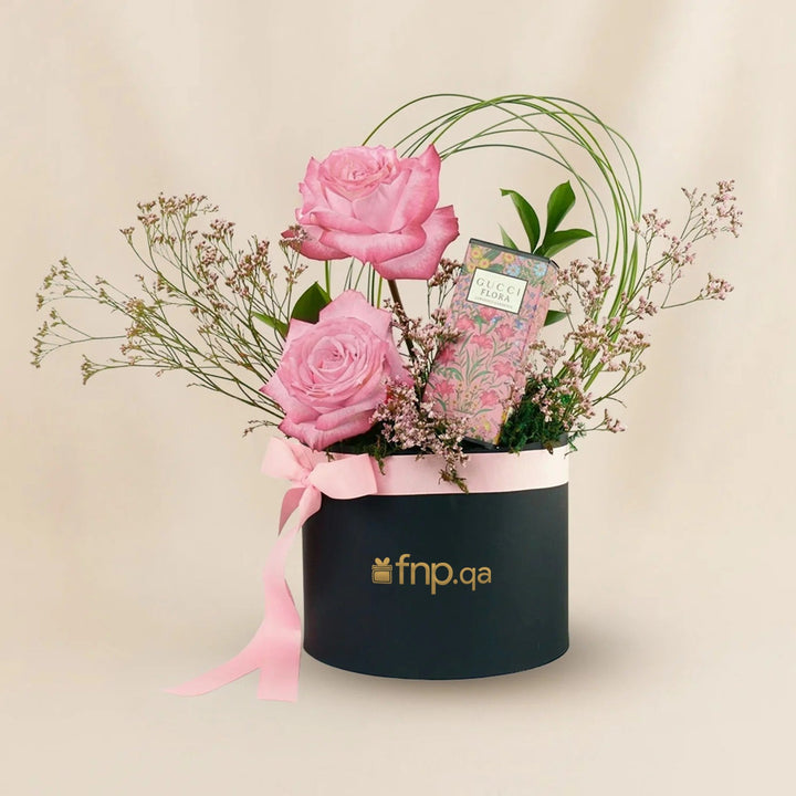 عطر غوتشي فلورا كورجيوس جاردينيا مع باقة ورود أنيقة