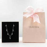 عقد الحب الفضي الأنيق مع باقة ورود وجربيرا وردية رائعة