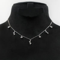 عقد الحب الفضي الأنيق مع باقة ورود وجربيرا وردية رائعة