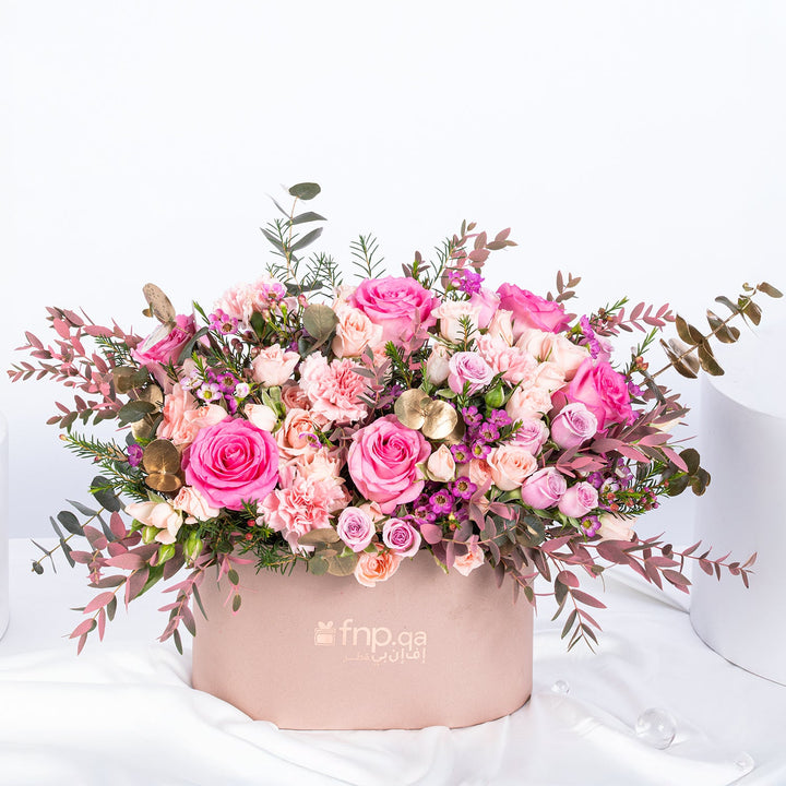 سيمفونية بتلات عربية: ترتيب زهري فاخر في صندوق بيضاوي وردي