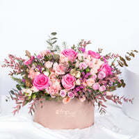 سيمفونية بتلات عربية: ترتيب زهري فاخر في صندوق بيضاوي وردي