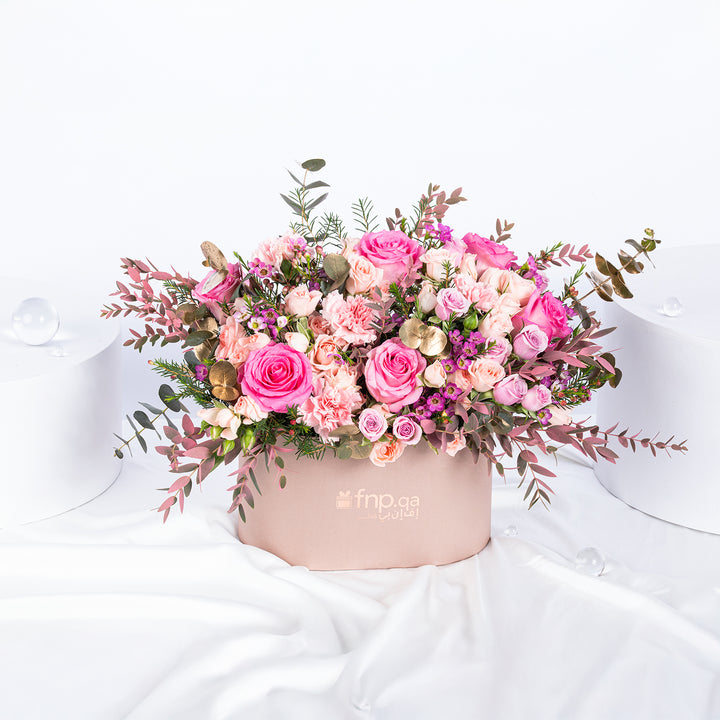 سيمفونية بتلات عربية: ترتيب زهري فاخر في صندوق بيضاوي وردي