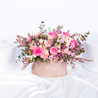 سيمفونية بتلات عربية: ترتيب زهري فاخر في صندوق بيضاوي وردي