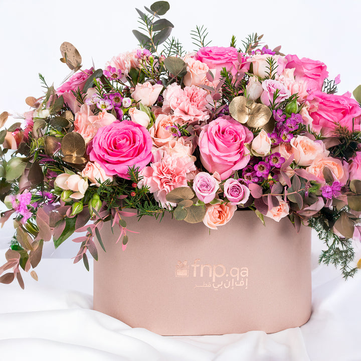 سيمفونية بتلات عربية: ترتيب زهري فاخر في صندوق بيضاوي وردي