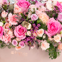 سيمفونية بتلات عربية: ترتيب زهري فاخر في صندوق بيضاوي وردي