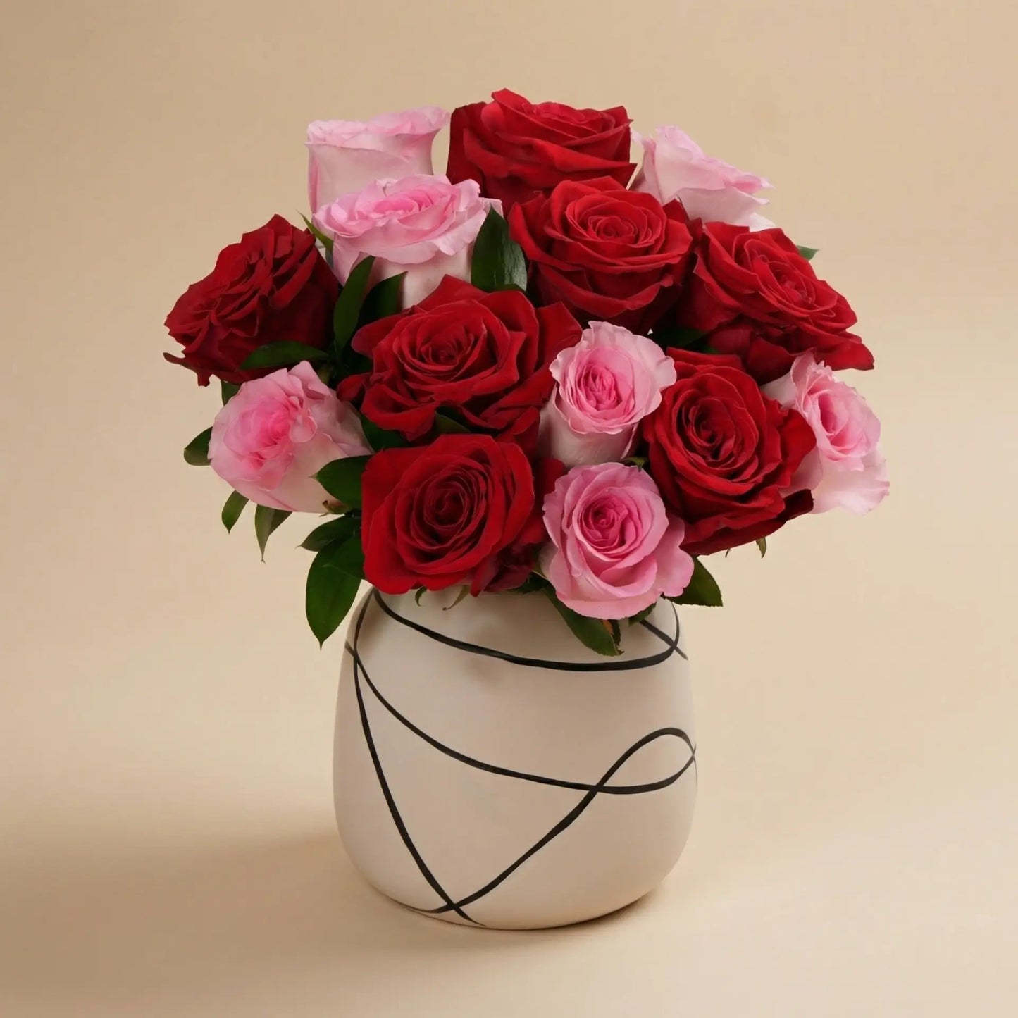 تناغم رومانسي: ورود حمراء ووردية في مزهرية أنيقة