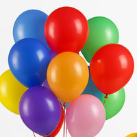 باقة البالونات وكعكة الفواكه اللذيذة