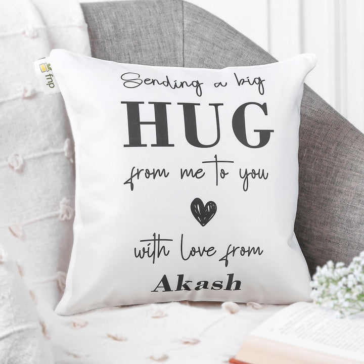 وسادة الحضن الكبير المخصصة مع اسم مخصص - بوليستر ناعم، 15x15 بوصة