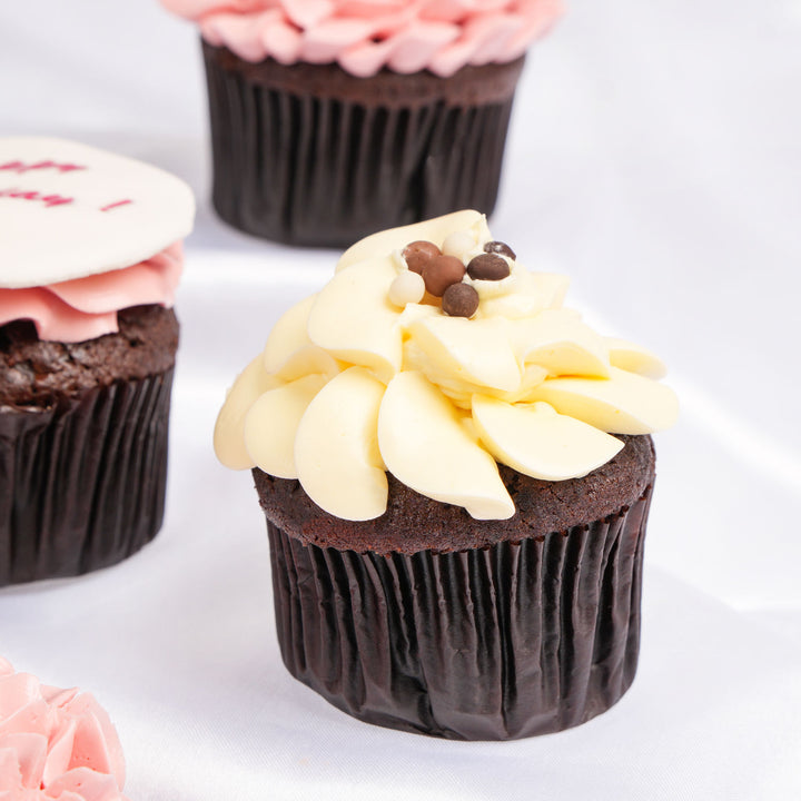 كب كيك عيد ميلاد بزهور جميلة - مجموعة من 6 قطع شوكولاتة