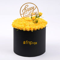 أمنيات عيد ميلاد أنيقة مع ورود صفراء في صندوق أسود