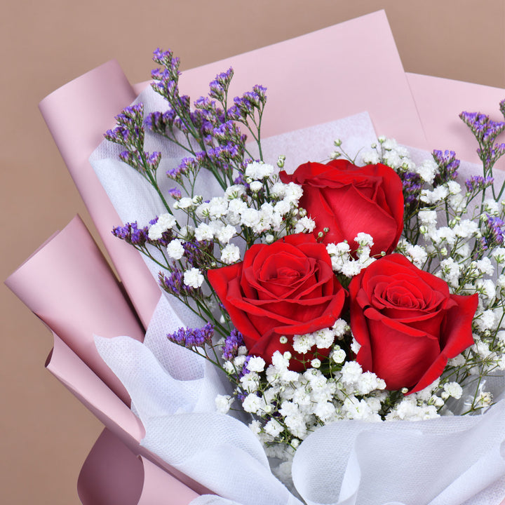 باقة وردة حمراء أنيقة ومبهجة