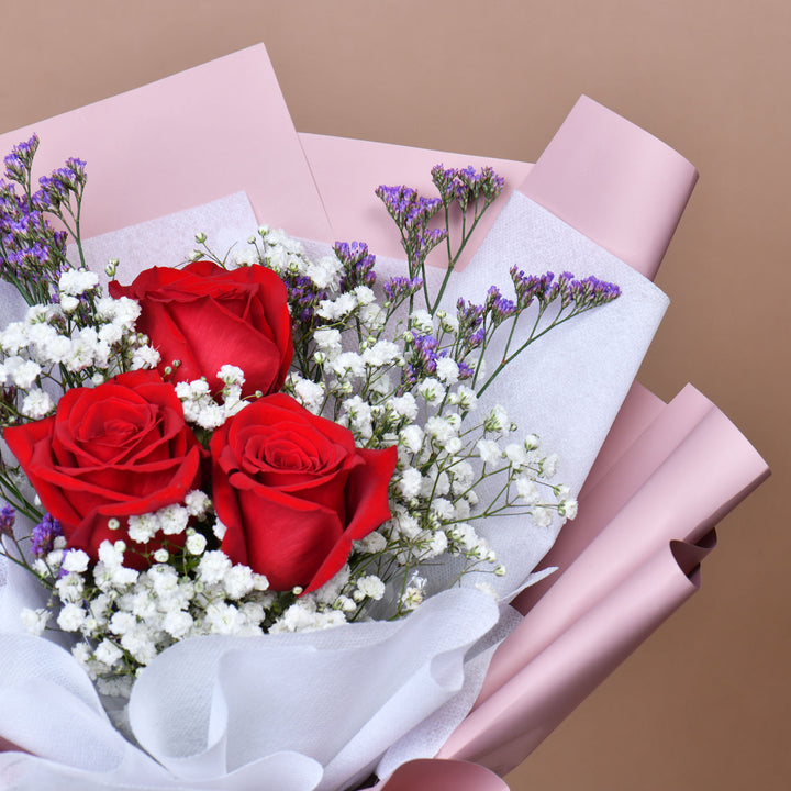 باقة وردة حمراء أنيقة ومبهجة