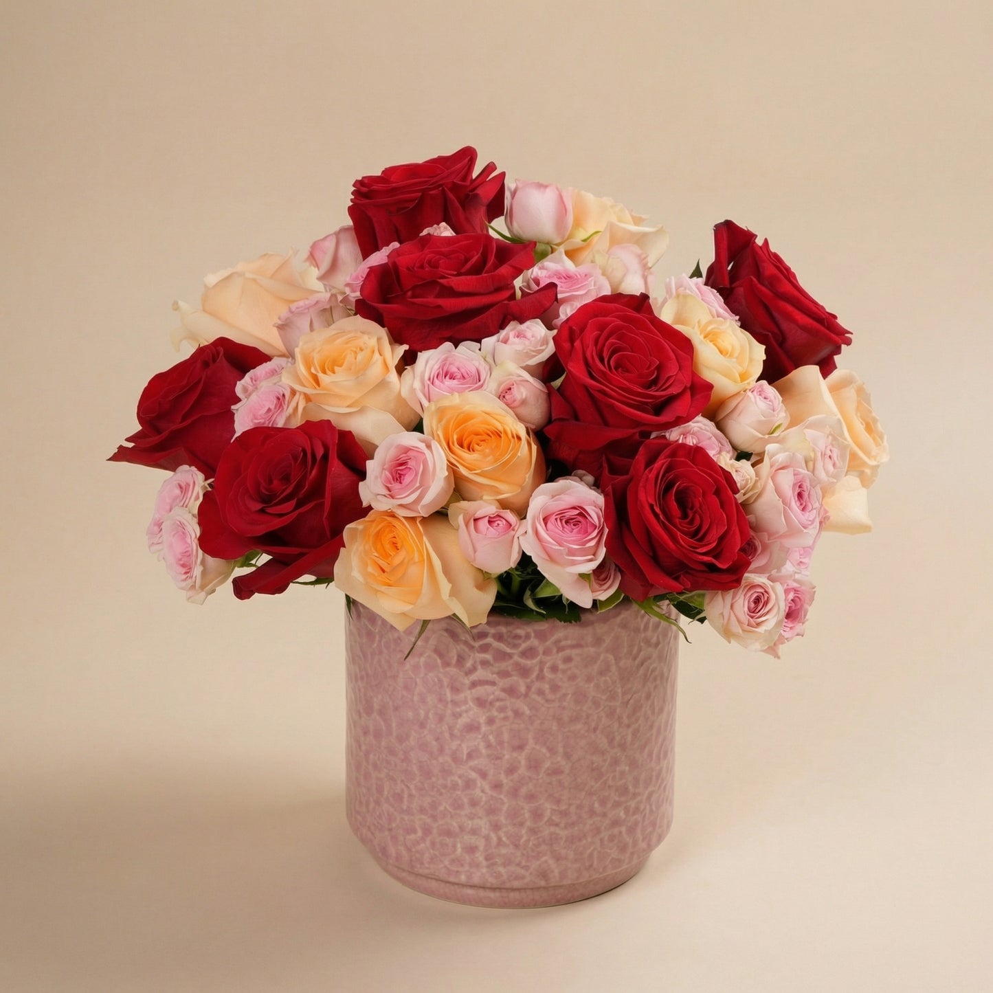 باقة ورود القبلة الخجولة في مزهرية سيراميك وردية أنيقة