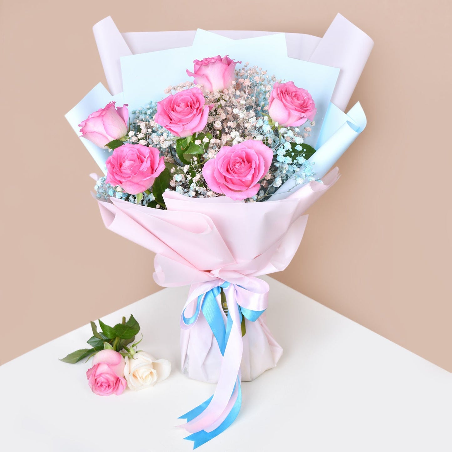 Elegant Pink Rose Bouquet with Delicate Baby's Breath