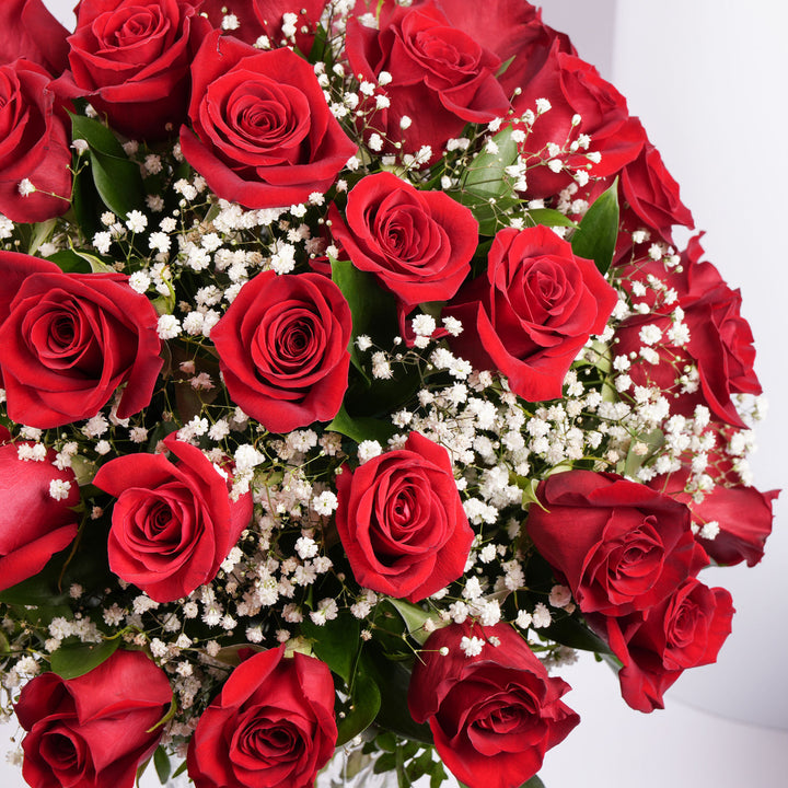 باقة أنيقة من 50 وردة حمراء قرمزية في مزهرية زجاجية كريستالية