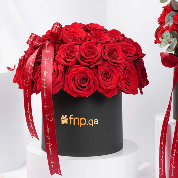 صناديق زهور الشوكولاتة الفاخرة لعيد الحب: ورود وقرنفل أحمر فاخر