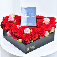 صندوق مزين فخم من شوبارد مع ورود حمراء وعطر ويش