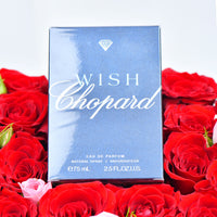 صندوق مزين فخم من شوبارد مع ورود حمراء وعطر ويش