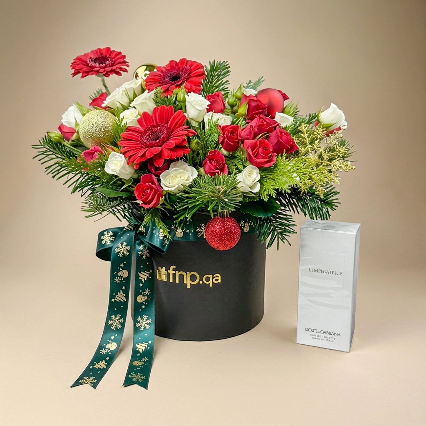 تألق الكريسماس: عطر فاخر وصندوق زهور احتفالي