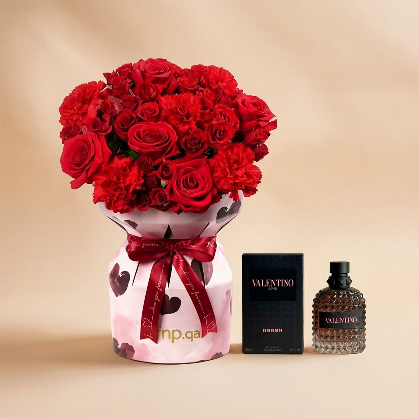 باقة رومانسية حمراء مع عطر فالنتينو