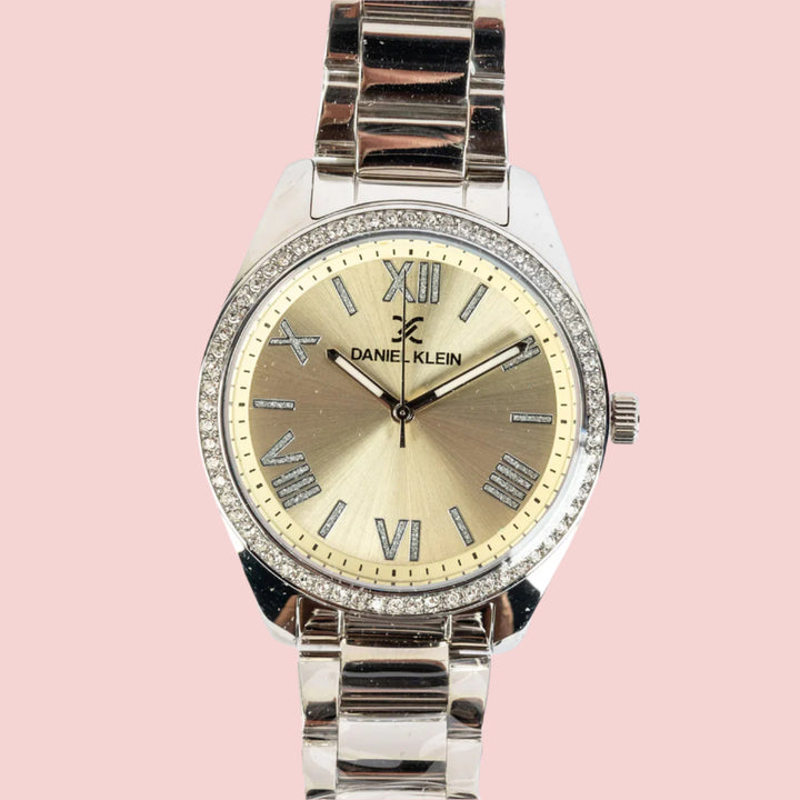 ساعة دانيال كلاين الكلاسيكية للنساء – ميناء ذهبي أنيق وإطار مرصع بالكريستال
