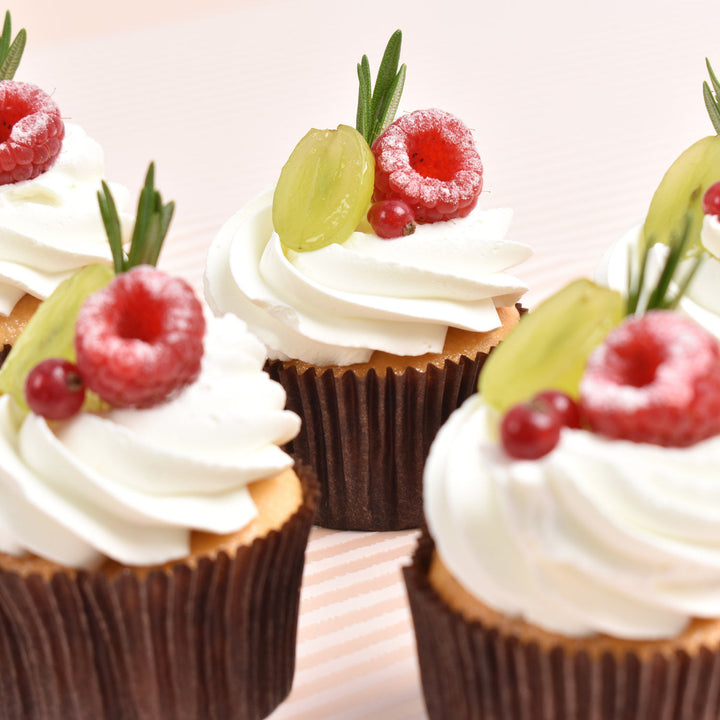 كب كيك فانيلا شوكولاتة بدون بيض - علبة من 6 قطع مع زينة الفواكه الطازجة