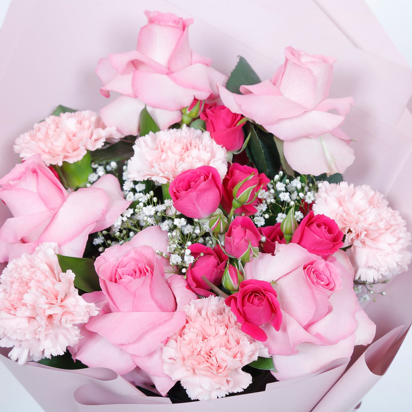 مجموعة احتفالية فاخرة لمولودة جديدة: ورود وردية، قرنفل، علبة شوكولاتة وبلون