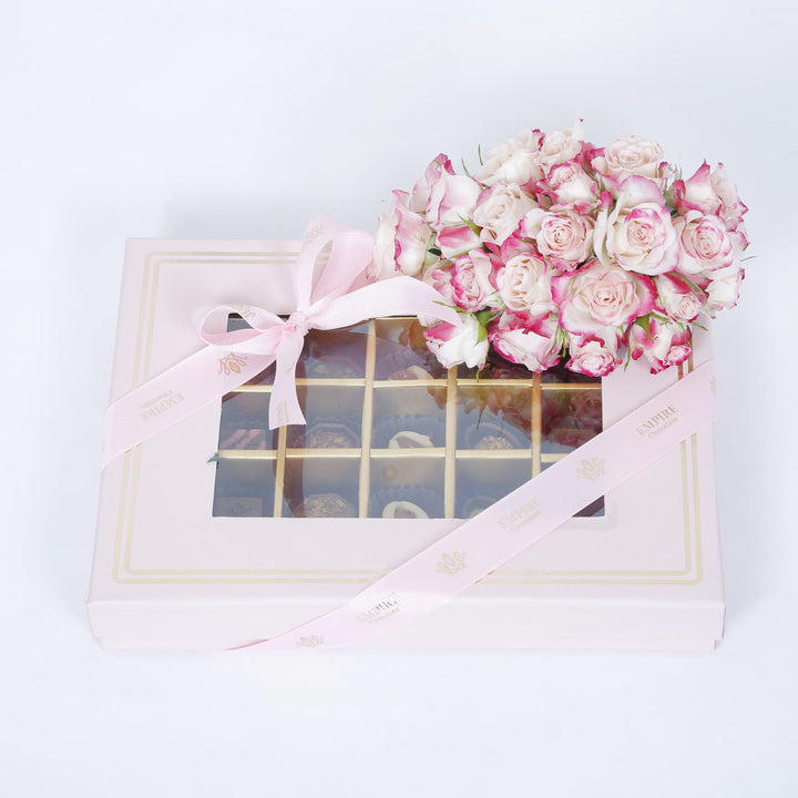 شوكولاتة إمباير: علبة شوكولاتة وردية فاخرة تحتوي على 35 قطعة مختارة و باقة ورود أنيقة