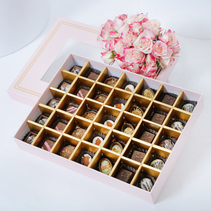 شوكولاتة إمباير: علبة شوكولاتة وردية فاخرة تحتوي على 35 قطعة مختارة و باقة ورود أنيقة