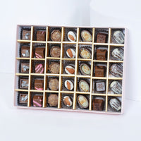 شوكولاتة إمباير: علبة شوكولاتة وردية فاخرة تحتوي على 35 قطعة مختارة و باقة ورود أنيقة