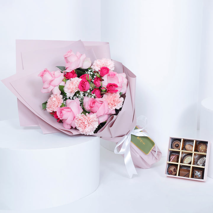 شوكولاتة إمباير وبهجة الورود الوردية | 9 قطع شوكولاتة متنوعة وباقة زهور يدوية