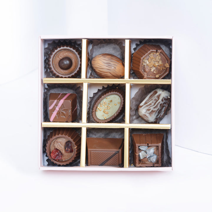 شوكولاتة إمباير وبهجة الورود الوردية | 9 قطع شوكولاتة متنوعة وباقة زهور يدوية