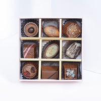 شوكولاتة إمباير وبهجة الورود الوردية | 9 قطع شوكولاتة متنوعة وباقة زهور يدوية