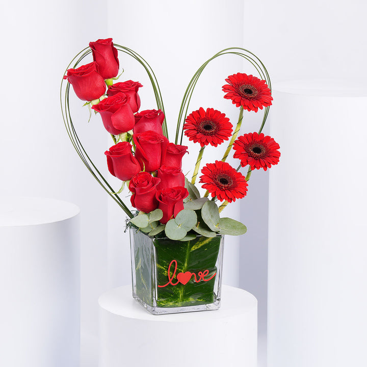 زهور الحب الأبدي والمزهرية - ترتيب الورود والجيربيرا الحمراء