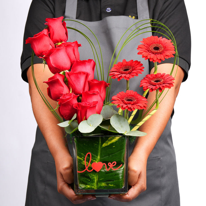 زهور الحب الأبدي والمزهرية - ترتيب الورود والجيربيرا الحمراء