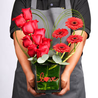 زهور الحب الأبدي والمزهرية - ترتيب الورود والجيربيرا الحمراء