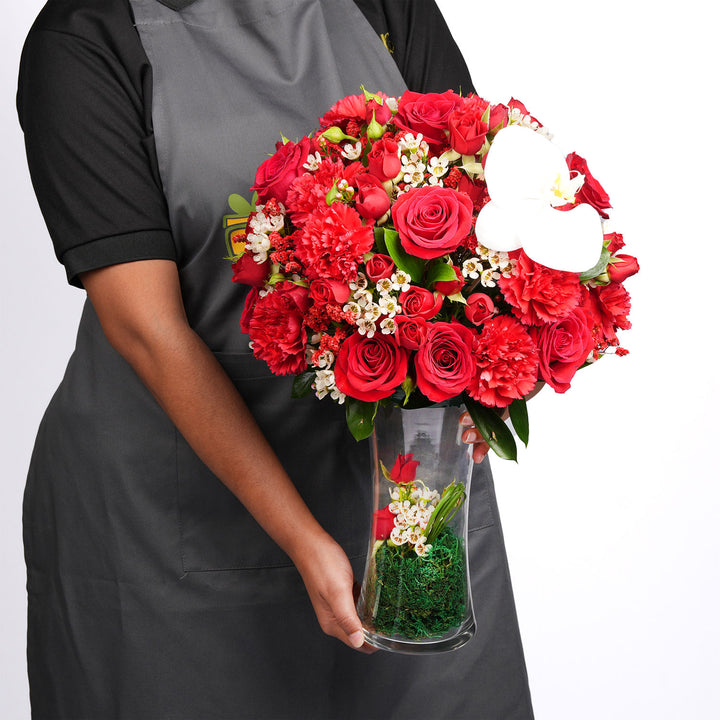 تناغم الأناقة: باقة من الورود الحمراء و الأوركيد